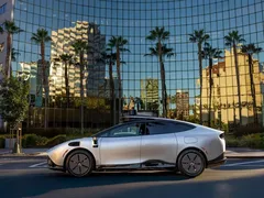 Xe điện tự lái đầu tiên trên thế giới 'Made-by-VinFast' gây tò mò ở Trung Đông