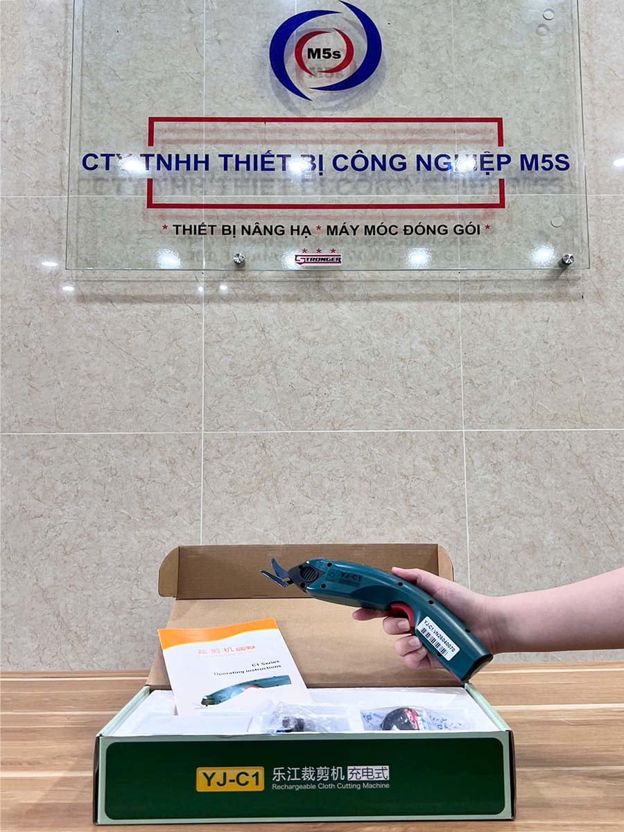 kéo cắt vải dùng pin YJ-C1 tại công ty M5s kéo cắt vải dùng pin YJ-C1 tại công ty M5s