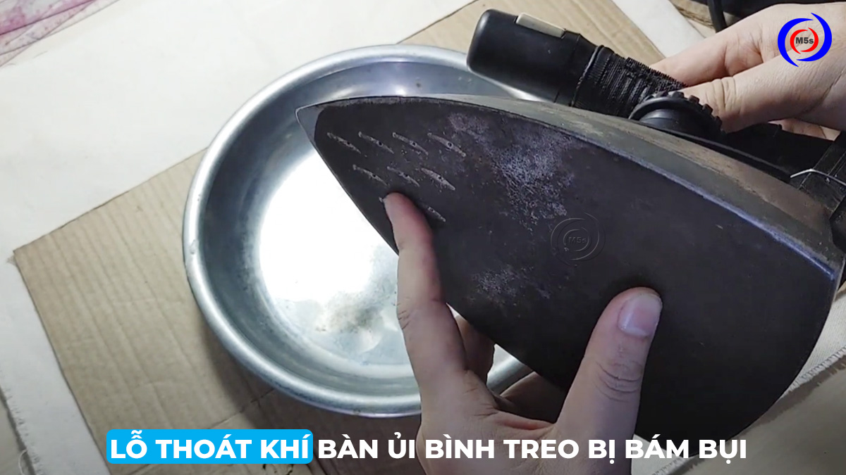 Lỗ thoát khí của bàn ủi bình treo bị bám bụi Lỗ thoát khí của bàn ủi bình treo bị bám bụi