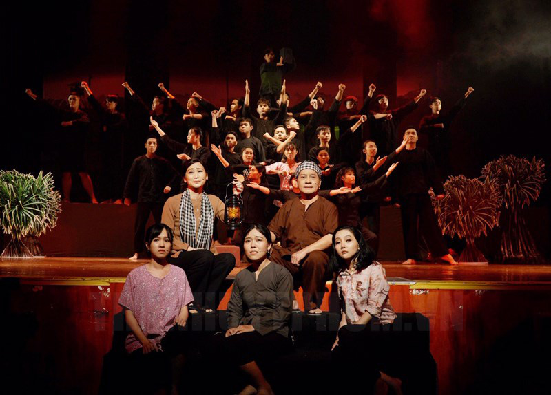 cánh đồng rực lửa