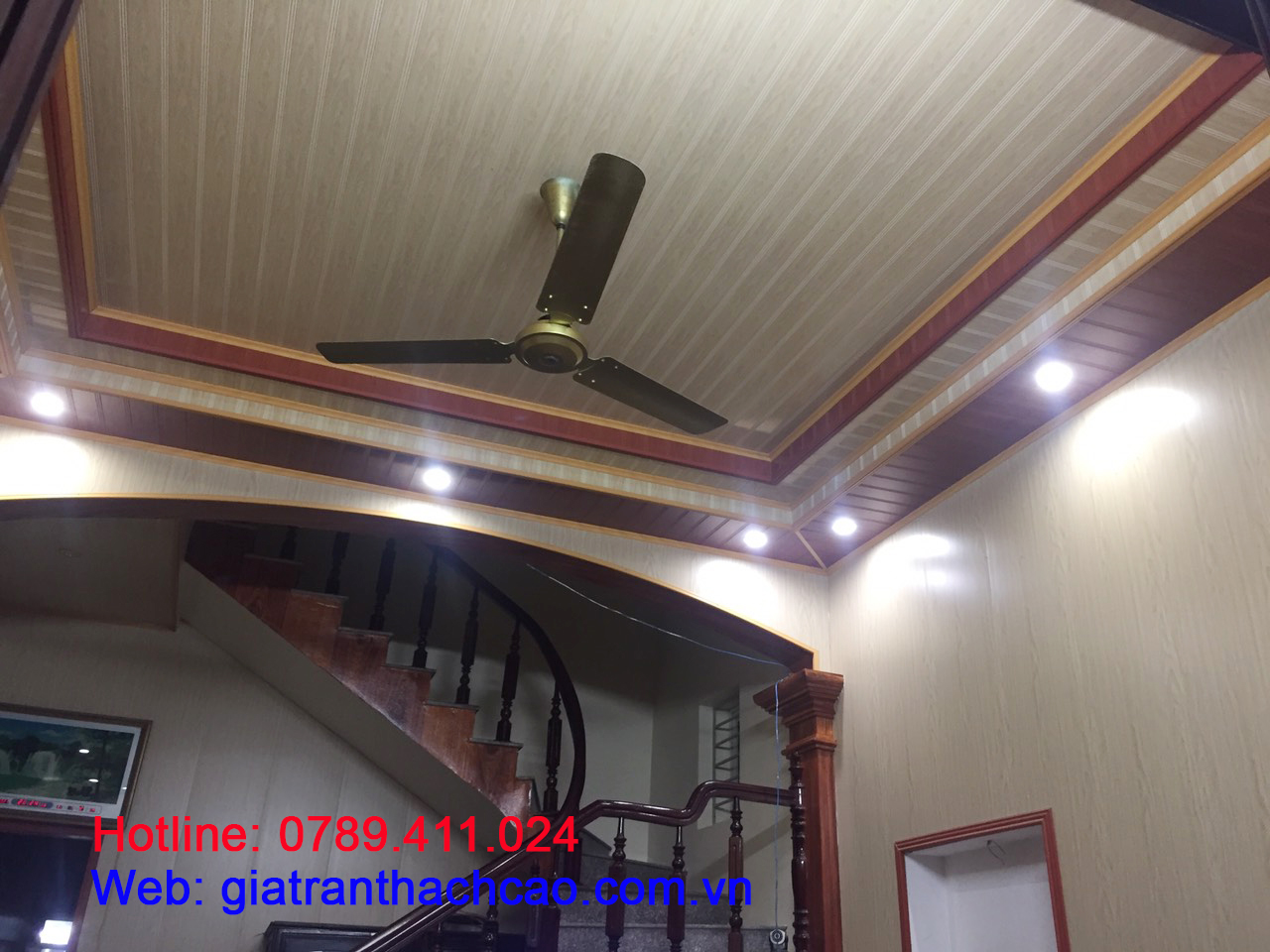 Trần nhựa giả gỗ cho phòng khách Trần nhựa giả gỗ cho phòng khách