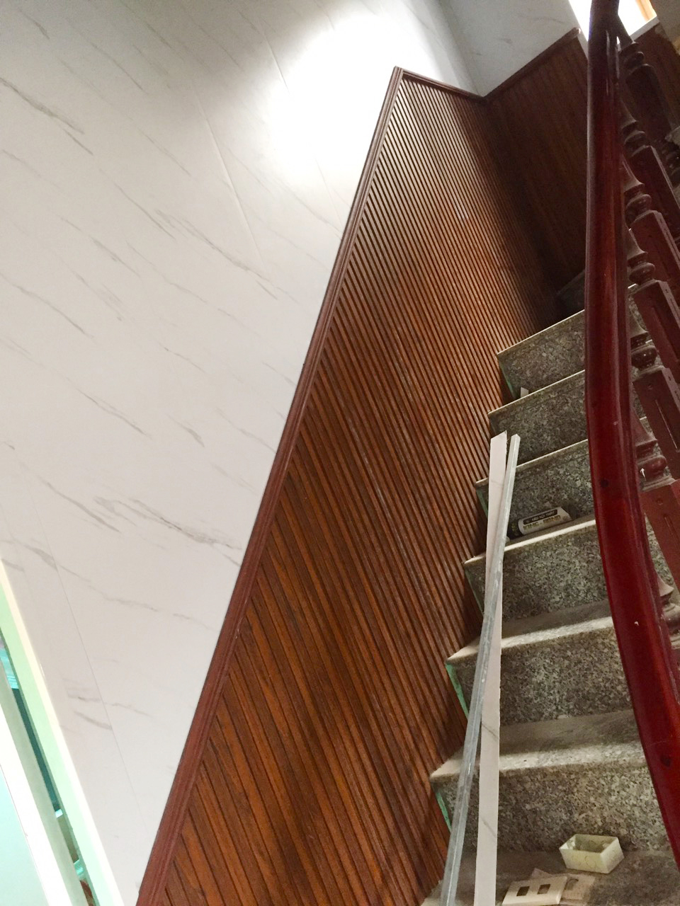 Ốp tường nhựa trang trí cầu thang Ốp tường nhựa trang trí cầu thang