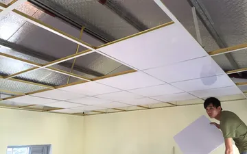 Giá trần nhựa thả 60 x 60 tại Long bên