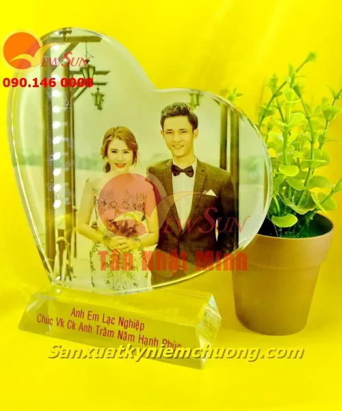 Pha lê in hình trái tim nghiêng