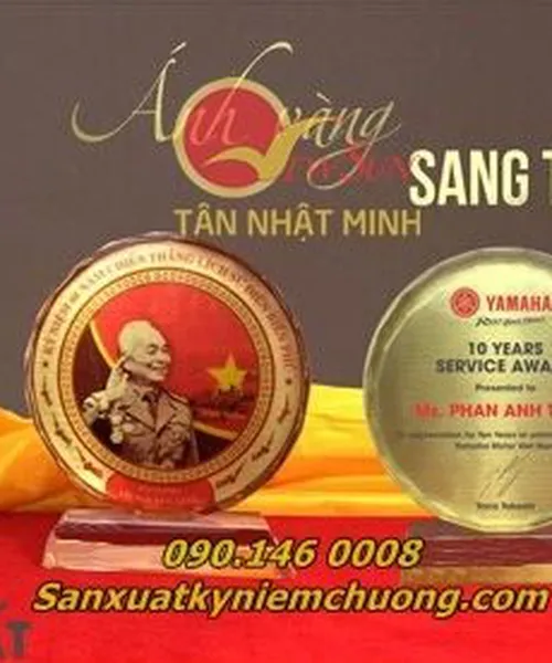Pha lê thủy tinh in hình Bác Hồ,  Kỷ niệm chương pha lê thủy tinh nhận in lẻ lấy trong ngày