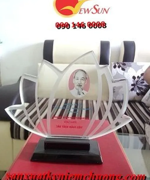 Pha lê thủy tinh in hình Bác Hồ,  Kỷ niệm chương pha lê thủy tinh nhận in lẻ lấy trong ngày