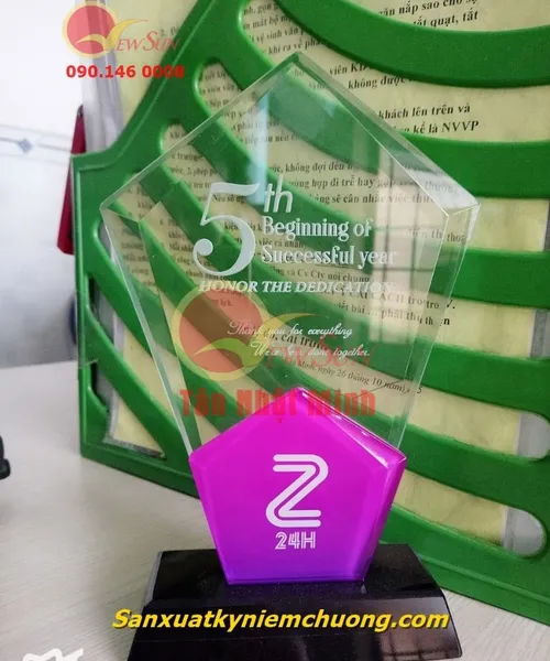 Kỷ niệm chương thủy tinh, Kỷ niệm chương in hình logo công ty