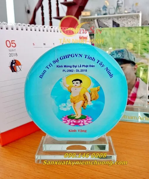 Pha lê thủy tinh in hình Phật,  Kỷ niệm chương pha lê thủy tinh nhận in lẻ lấy trong ngày
