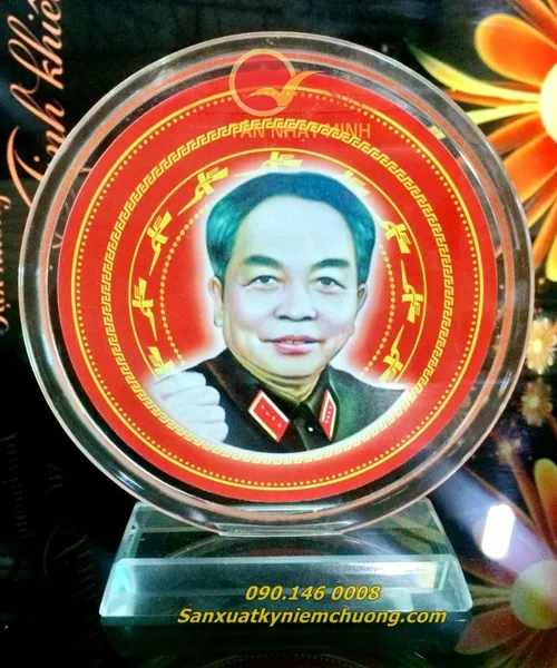 Pha lê thủy tinh in hình Bác Hồ,  Kỷ niệm chương pha lê thủy tinh nhận in lẻ lấy trong ngày