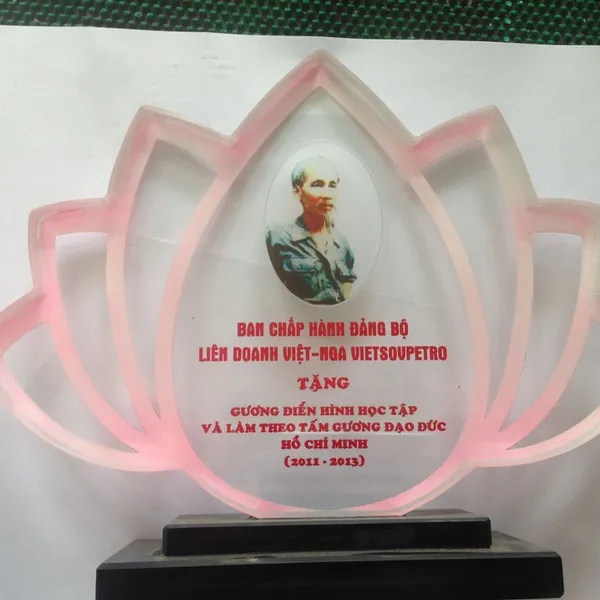 Pha lê thủy tinh in hình Bác Hồ,  Kỷ niệm chương pha lê thủy tinh nhận in lẻ lấy trong ngày