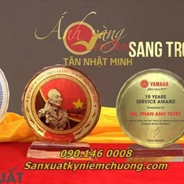 Pha lê thủy tinh in hình Bác Hồ,  Kỷ niệm chương pha lê thủy tinh nhận in lẻ lấy trong ngày