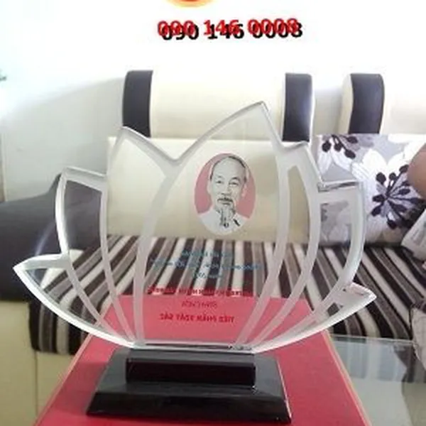 Pha lê thủy tinh in hình Bác Hồ,  Kỷ niệm chương pha lê thủy tinh nhận in lẻ lấy trong ngày