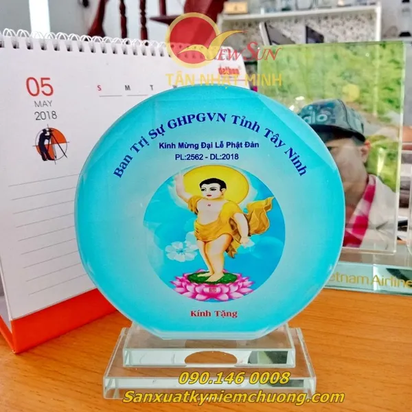 Pha lê thủy tinh in hình Phật,  Kỷ niệm chương pha lê thủy tinh nhận in lẻ lấy trong ngày