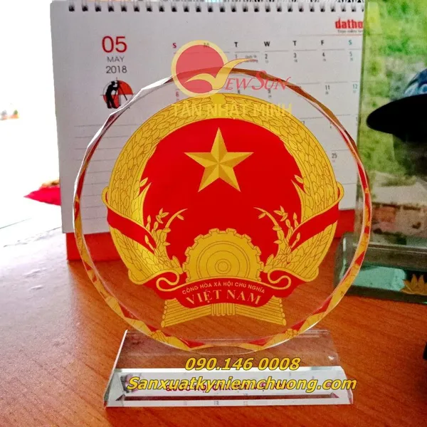 Pha lê thủy tinh in hình Bác Hồ,  Kỷ niệm chương pha lê thủy tinh nhận in lẻ lấy trong ngày