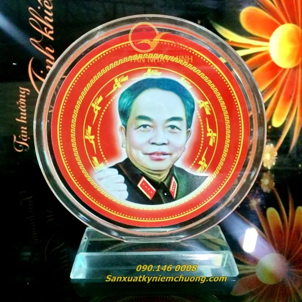 Pha lê thủy tinh in hình Bác Hồ,  Kỷ niệm chương pha lê thủy tinh nhận in lẻ lấy trong ngày