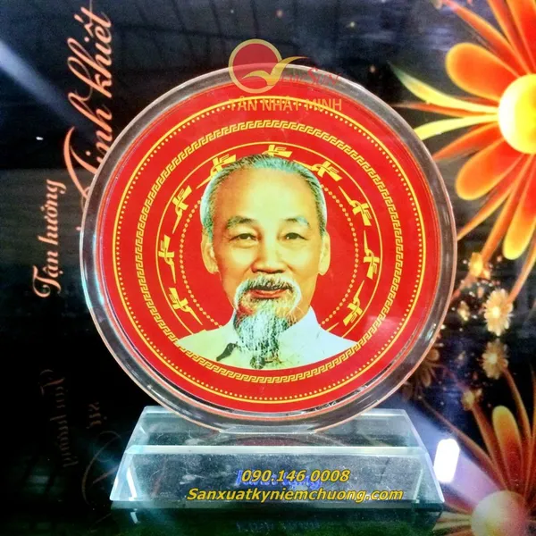 Pha lê thủy tinh in hình Bác Hồ,  Kỷ niệm chương pha lê thủy tinh nhận in lẻ lấy trong ngày
