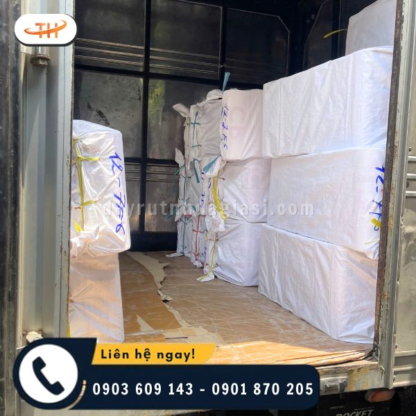 Các bao hàng được xếp gọn gàng lên xe tải Các bao hàng được xếp gọn gàng lên xe tải