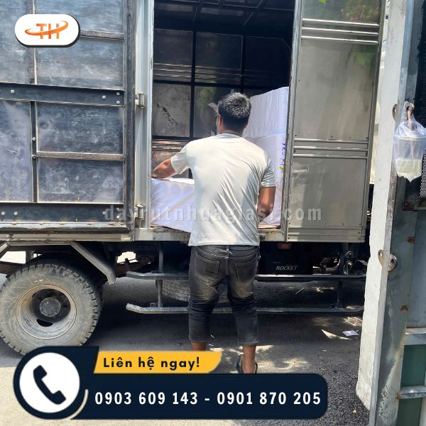 Đơn hàng được kiểm tra kỹ lưỡng trước khi chất lên xe Đơn hàng được kiểm tra kỹ lưỡng trước khi chất lên xe