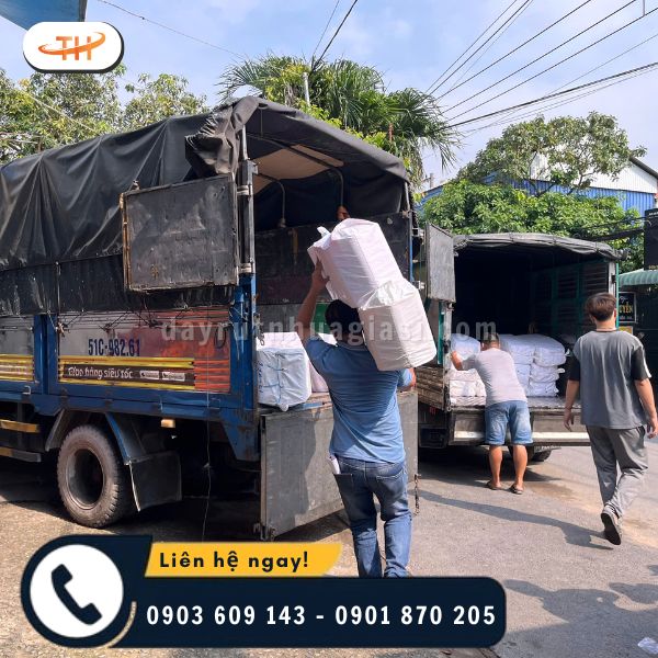 Khung cảnh giao hàng thân thuộc hằng ngày tại Thu Hồng Khung cảnh giao hàng thân thuộc hằng ngày tại Thu Hồng