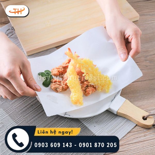 Giấy thấm dầu giúp thấm hút dầu mỡ, nhằm giữ thực phẩm giòn lâu hơn Giấy thấm dầu giúp thấm hút dầu mỡ, nhằm giữ thực phẩm giòn lâu hơn