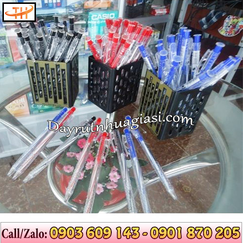 Bút bi Thiên Long được bán tại hầu hết cửa hàng văn phòng phẩm Bút bi Thiên Long được bán tại hầu hết cửa hàng văn phòng phẩm