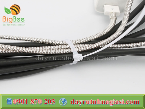 Sử dụng dây rút nhựa để cố định dây thành bó