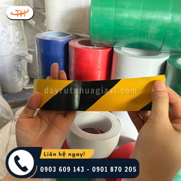 Băng keo dán nền làm từ nhựa PVC bám dính và chịu ma sát tốt Băng keo dán nền làm từ nhựa PVC bám dính và chịu ma sát tốt