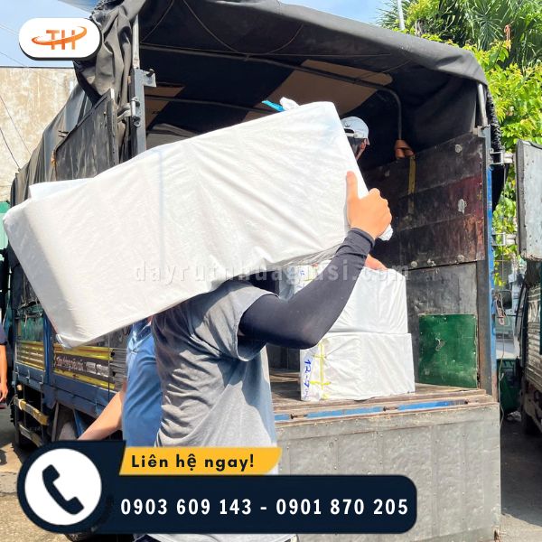 Băng keo được đóng gói kỹ lưỡng và vận chuyển lên xe nhanh chóng Băng keo được đóng gói kỹ lưỡng và vận chuyển lên xe nhanh chóng