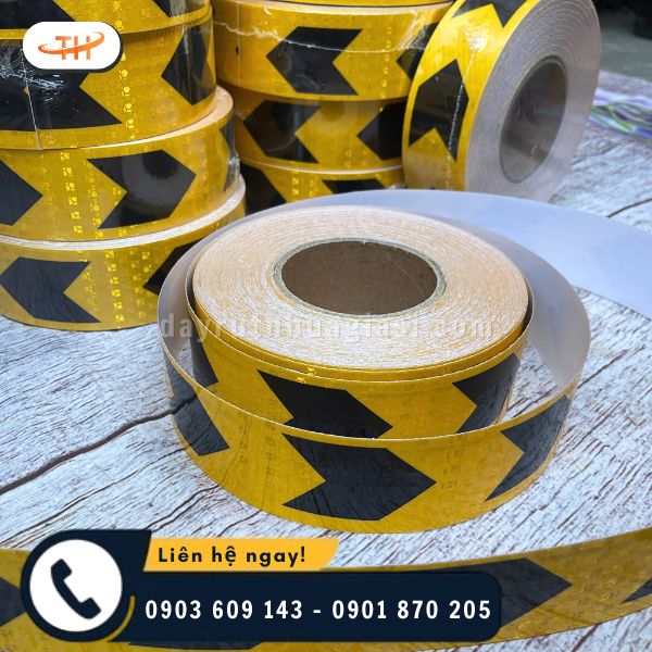 Băng keo phản quang có khả năng phản chiếu ánh sáng khi có ánh sáng chiếu vào Băng keo phản quang có khả năng phản chiếu ánh sáng khi có ánh sáng chiếu vào