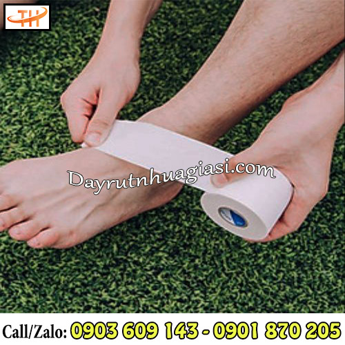 Cuộn băng keo đá bóng quấn khớp chân khi vận động Cuộn băng keo đá bóng quấn khớp chân khi vận động
