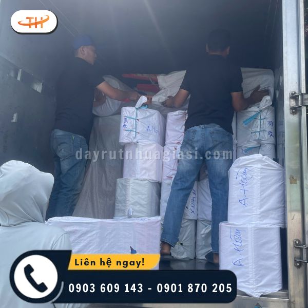 Bao tải băng keo màu được nhân viên bốc xếp gọn gàng lên xe Bao tải băng keo màu được nhân viên bốc xếp gọn gàng lên xe