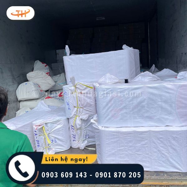 Các bao băng keo đã được chất lên xe Các bao băng keo đã được chất lên xe