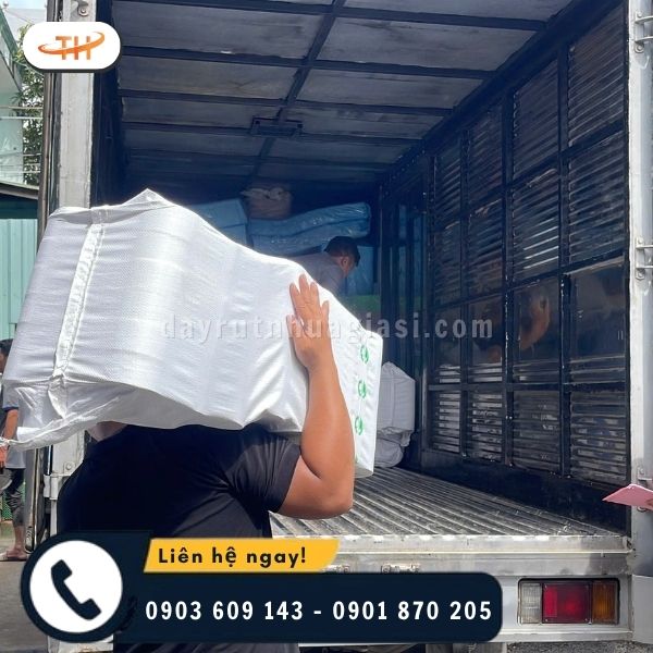 Các cuộn băng keo được đóng gói trong bao chắc chắn Các cuộn băng keo được đóng gói trong bao chắc chắn
