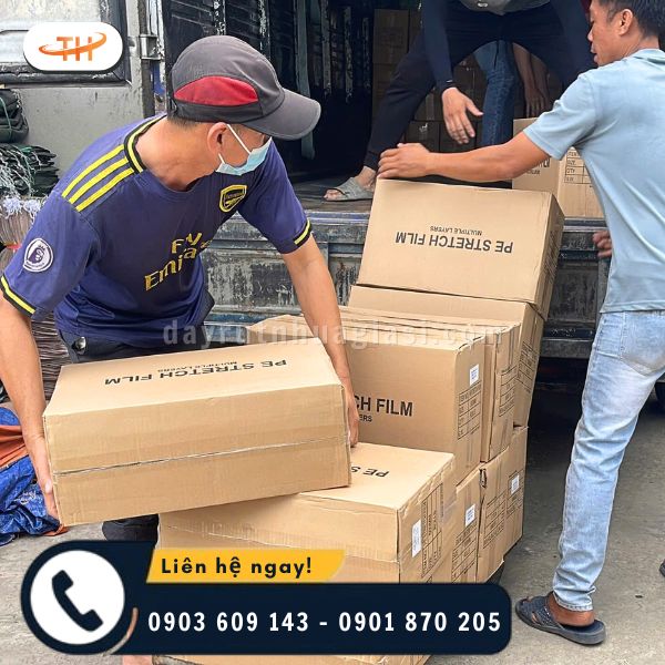 Cận cảnh hoạt động xếp hàng khẩn trương tại kho Thu Hồng Cận cảnh hoạt động xếp hàng khẩn trương tại kho Thu Hồng