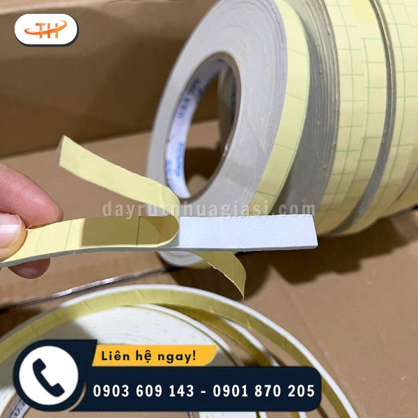 Cấu tạo từ lớp xốp ở giữa phủ keo dính ở hai mặt Cấu tạo từ lớp xốp ở giữa phủ keo dính ở hai mặt