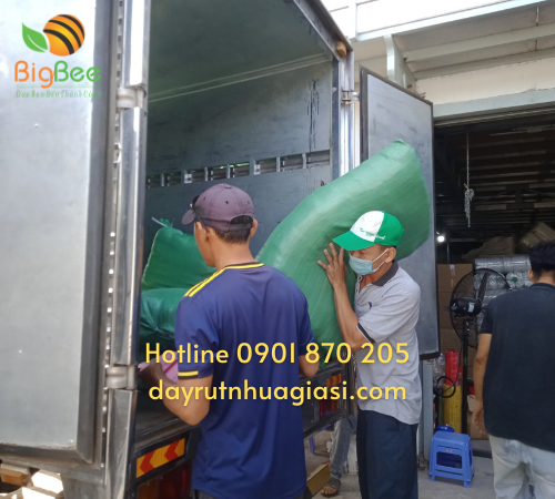 Chuyển hàng lên xe để giao cho khách