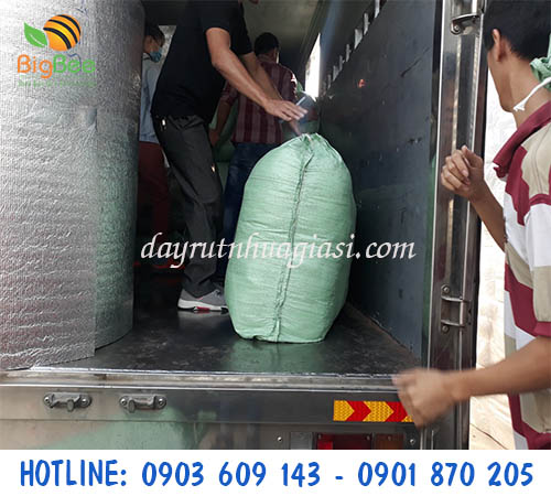 Bộ phận kho lên đơn dây rút nhựa giao cho khách TP.HCM