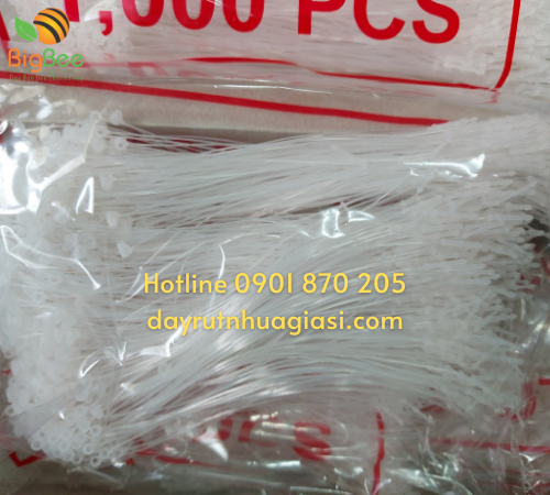 Đạn xỏ nhựa gắn mác quần áo thời trang