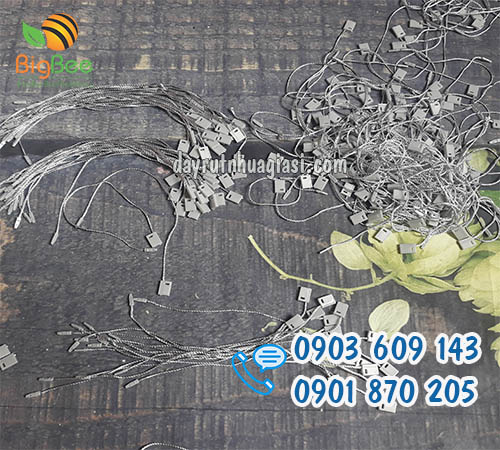 Dây chỉ dù màu xám gắn mác giá bán ưu đãi