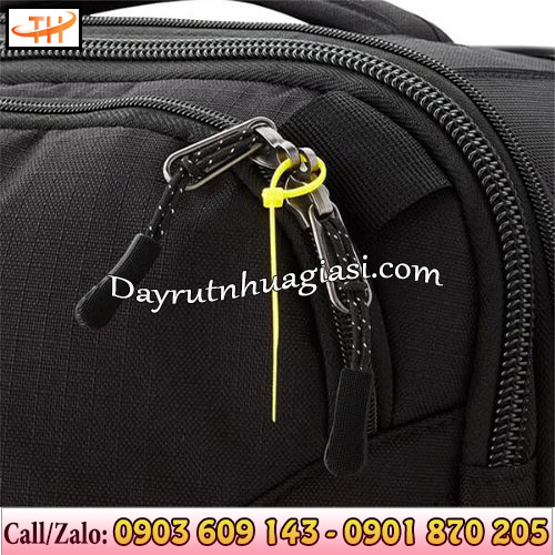 Dây rút nhựa niêm phong balo tại trung tâm thương mại Dây rút nhựa niêm phong balo tại trung tâm thương mại