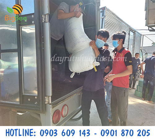 Thu Hồng đi giao dây rút nhựa cho khách sỉ tại Bình Tân, Tp.HCM