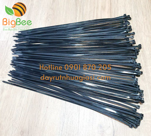 Buộc đồ vật bằng dây rút nhựa đen