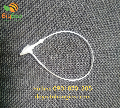 Dây treo nhãn mác được làm từ nhựa