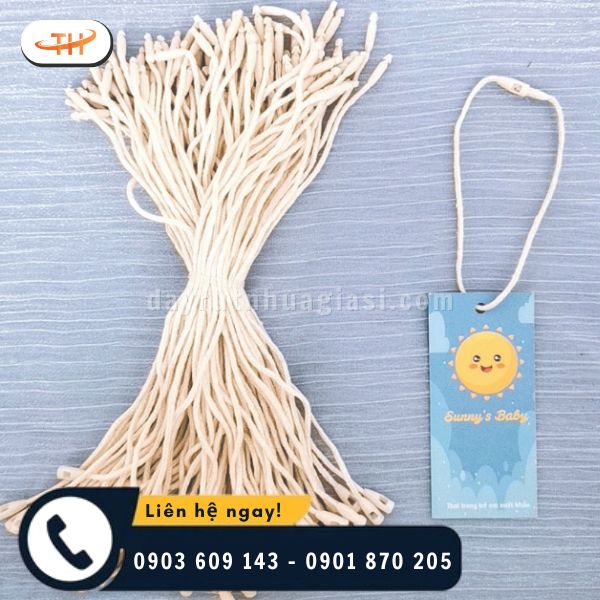 Dây treo nhãn mác là vật dụng quen thuộc trong may mặc Dây treo nhãn mác là vật dụng quen thuộc trong may mặc