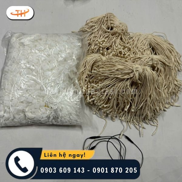 Dây treo nhãn mác quần áo gồm nhiều màu sắc đa dạng Dây treo nhãn mác quần áo gồm nhiều màu sắc đa dạng