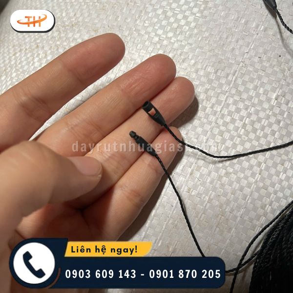 Dây treo nhãn mác với khóa bấm chắc chắn Dây treo nhãn mác với khóa bấm chắc chắn