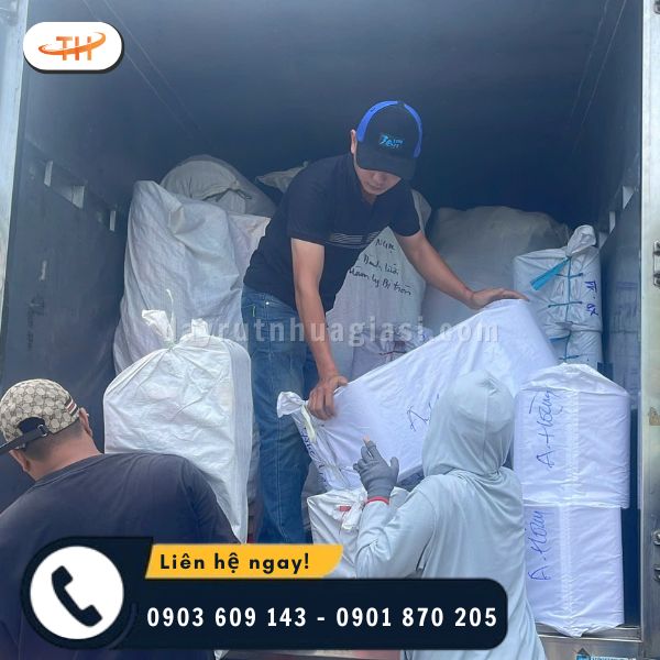 Đội ngũ nhân viên vận chuyển hàng, hỗ trợ nhiệt tình Đội ngũ nhân viên vận chuyển hàng, hỗ trợ nhiệt tình