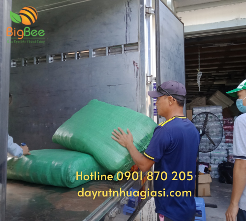 Giao hàng cho khách tại TP.HCM