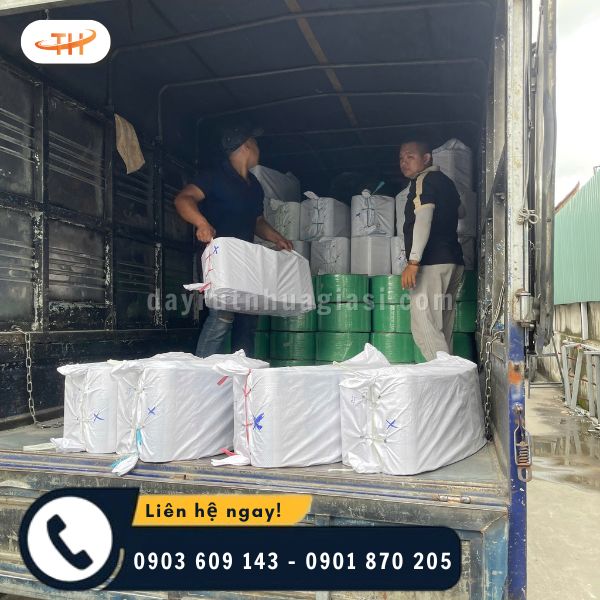 Hình ảnh nhân viên giao hàng đang bốc xếp hàng lên xe Hình ảnh nhân viên giao hàng đang bốc xếp hàng lên xe