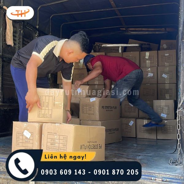 Hình ảnh nhân viên Thu Hồng xếp hàng gọn gàng trên xe Hình ảnh nhân viên Thu Hồng xếp hàng gọn gàng trên xe